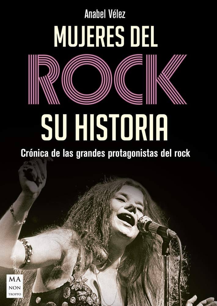 Retrato de la cantante Silvana Estrada. Lleva el cabello negro chino, suelto y largo más abajo de los hombros, está sentada y se sujeta los codos abrazándose, el fondo es liso color verde claro.