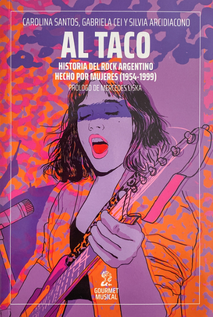 Retrato de perfil de la cantante Bari Ricanati, lleva una gorra gris, cabello corto y chino a la altura de las orejas y una camisa blanca con una chamarra de mezclilla azul claro, el fondo es liso y es gris